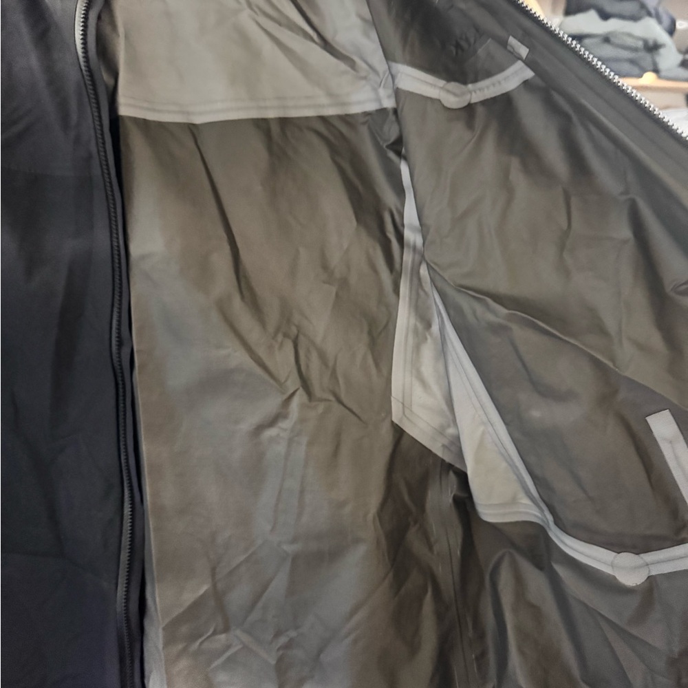 Arc'teryx GORE-TEX Women's Black Jacket - Picture 10 of 10